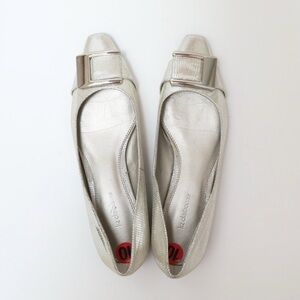 Liz Claiborne shoes low hill flats metallic silver genuine leather 10M buckle